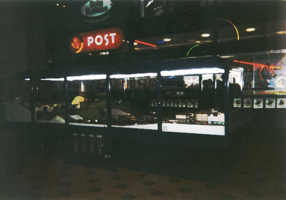 Photo: Die große elektrische Modelleisenbahnanlage und dahinter die Post in der großen Bahnhofshalle im Hauptbahnhof von Kopenhagen. Mai 2002. Copyright by jen.