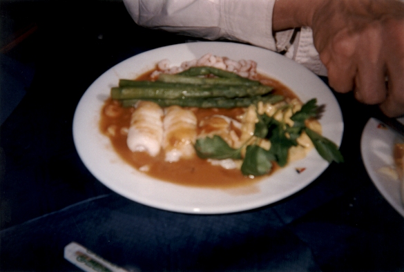 Farbphoto: Ein Teller mit Rotzunge im Schiffsrestaurant der von Gedser in Dänemark nach Rostock-Warnemünde in Deutschland fahrenden Fähre. Mai 2002. Copyright by jen.