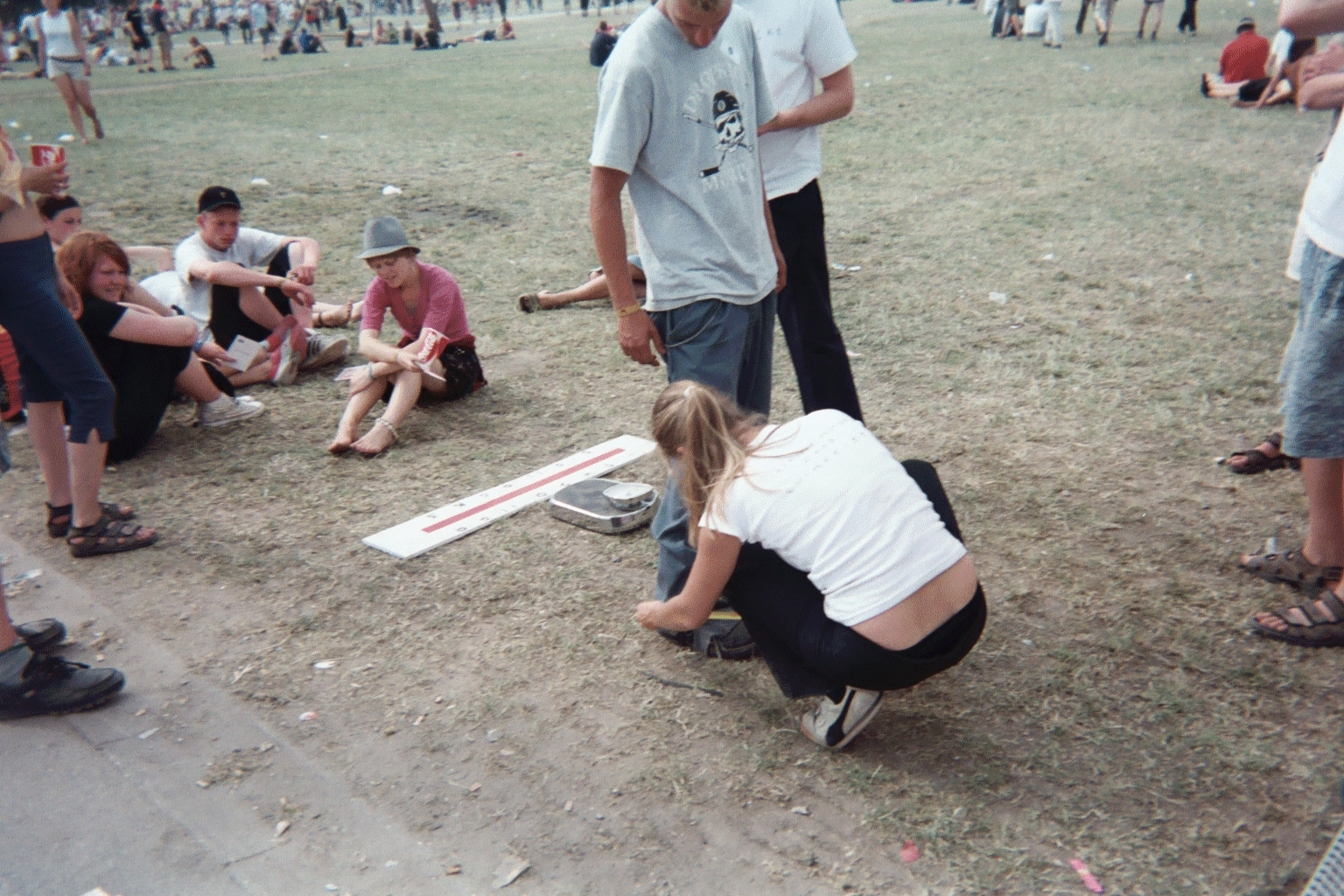 Eine Theateraufführung des Ensembles TEATERCOMPAGNIET SVINERIET. Auf dem ROSKILDE FESTIVAL in Roskilde in Dänemark. Juni 2003. Photo: Erwin Thomasius.