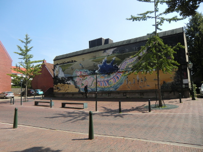 Farbfoto: Das Gemälde KAMPF UMS WASSER von den Künstlern Alberto Carmona, Hebert Müller und Bernd Meyse an dem Bunker in der Kirchstraße in Emden im Juli des Jahres 2014. Fotografin: I.O.