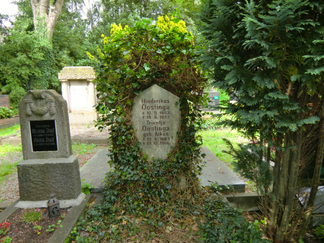 Farbfoto: Das Grab von Hinderikus und Trientje Oostinga auf dem Friedhof an der Großen Kirche in Emden. Fotografin: Ingrid Oostinga.