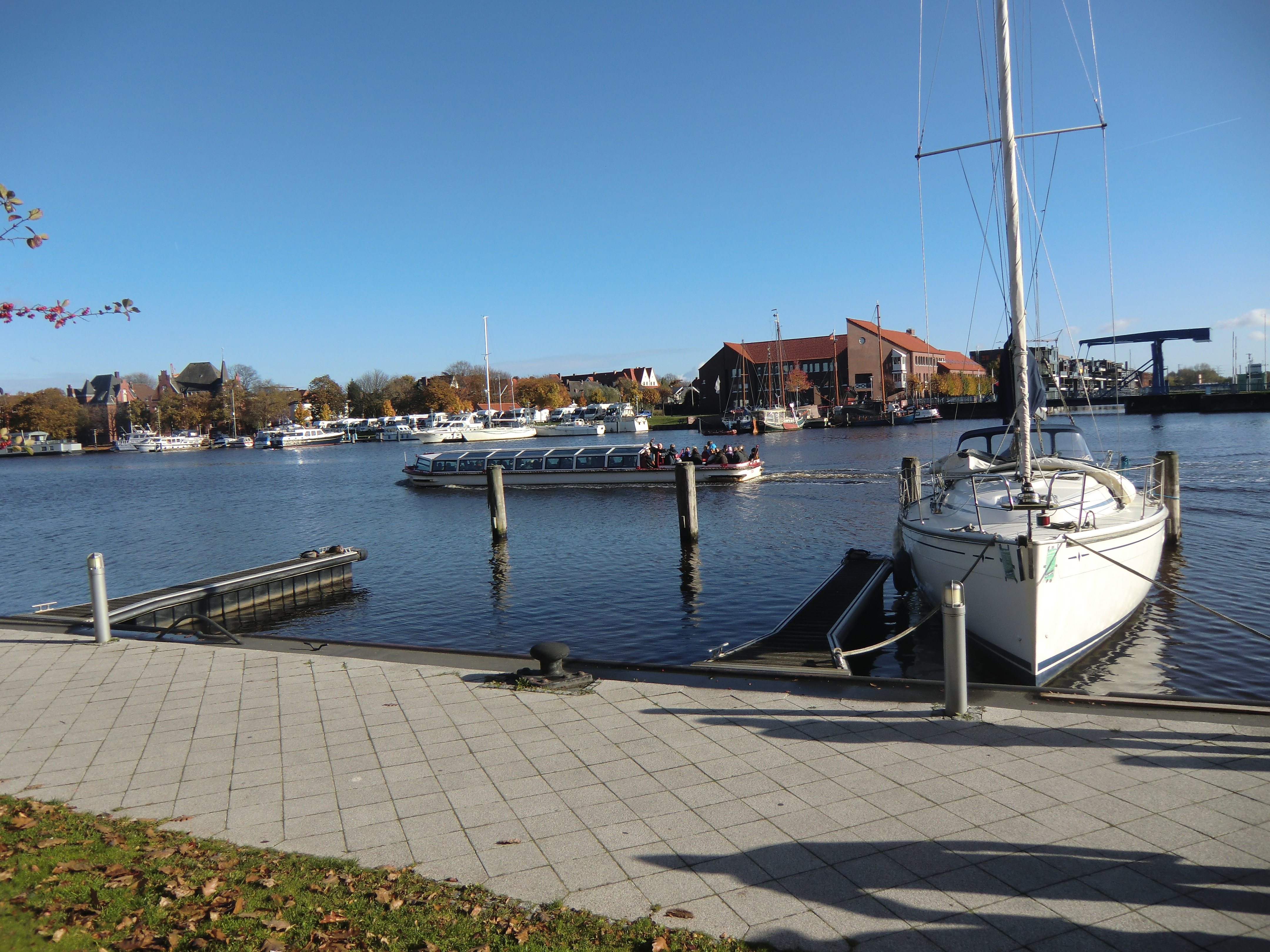 Farbfoto: Der Emder Hafen im Oktober des Jahres 2012 mit Blick auf das Hafenrundfahrtsboot. Fotografin: I.O.