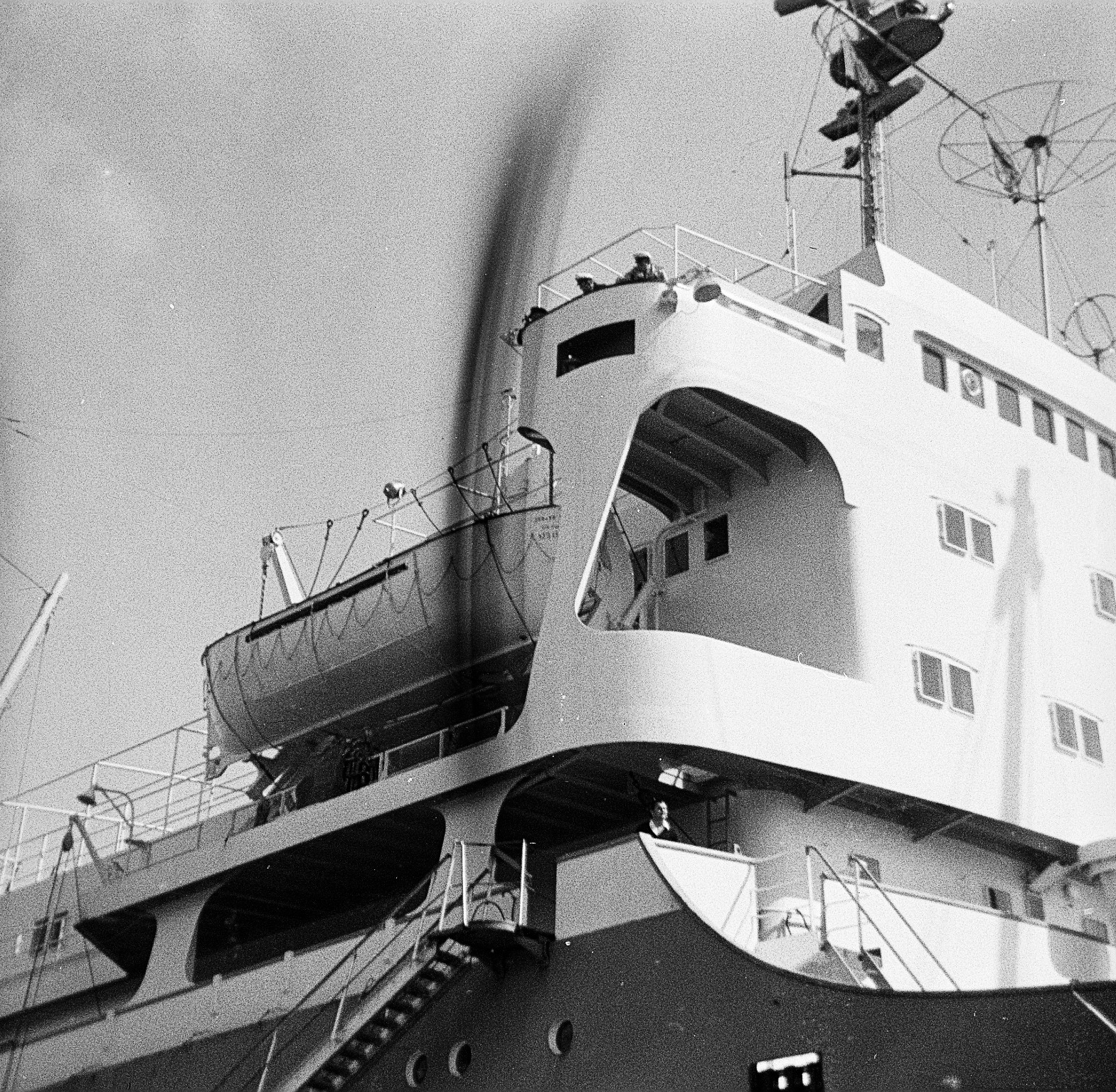 Blick auf die mit mit im VW-Werk in Emden gebauten Auos beladene MS Johann Schulte. Kurz vorm Ablegen in Richtung USA. Links ein Rettungsboot. Darunter das obere Ende der Gangway. 1967. Foto: Erwin Thomasius.