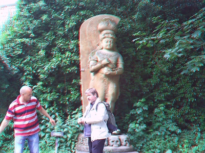 Dreidimensionales Farbfoto von der Nachbildung einer indonesischen Shiwa Bhairawa Statue hinter dem Roemer- Pelizaeus-Museum in Hildesheim am Pfingstsonntag des Jahres 2011. Fotograf: Kim Hartley.