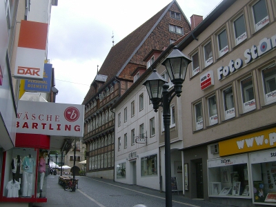 Farbfoto: Blick von der Marktstraße aus zum Historischen Marktplatz in Hildesheim im Juni 2011. Fotograf: Ralph Ivert.