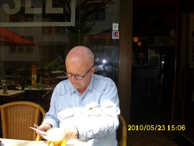 Erwin Thomasius vor dem Cafe Übersee in der Wallstraße in Hildesheim am Pfingstsonntag 2010. Fotograf: Kim Hartley.