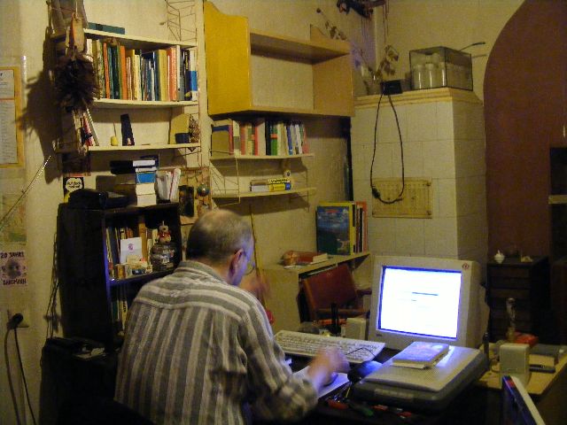 Erwin Thomasius im  März 2009 in seiner Einraumwohnung in Neukölln in Berlin . Photo: Kim Hartley.