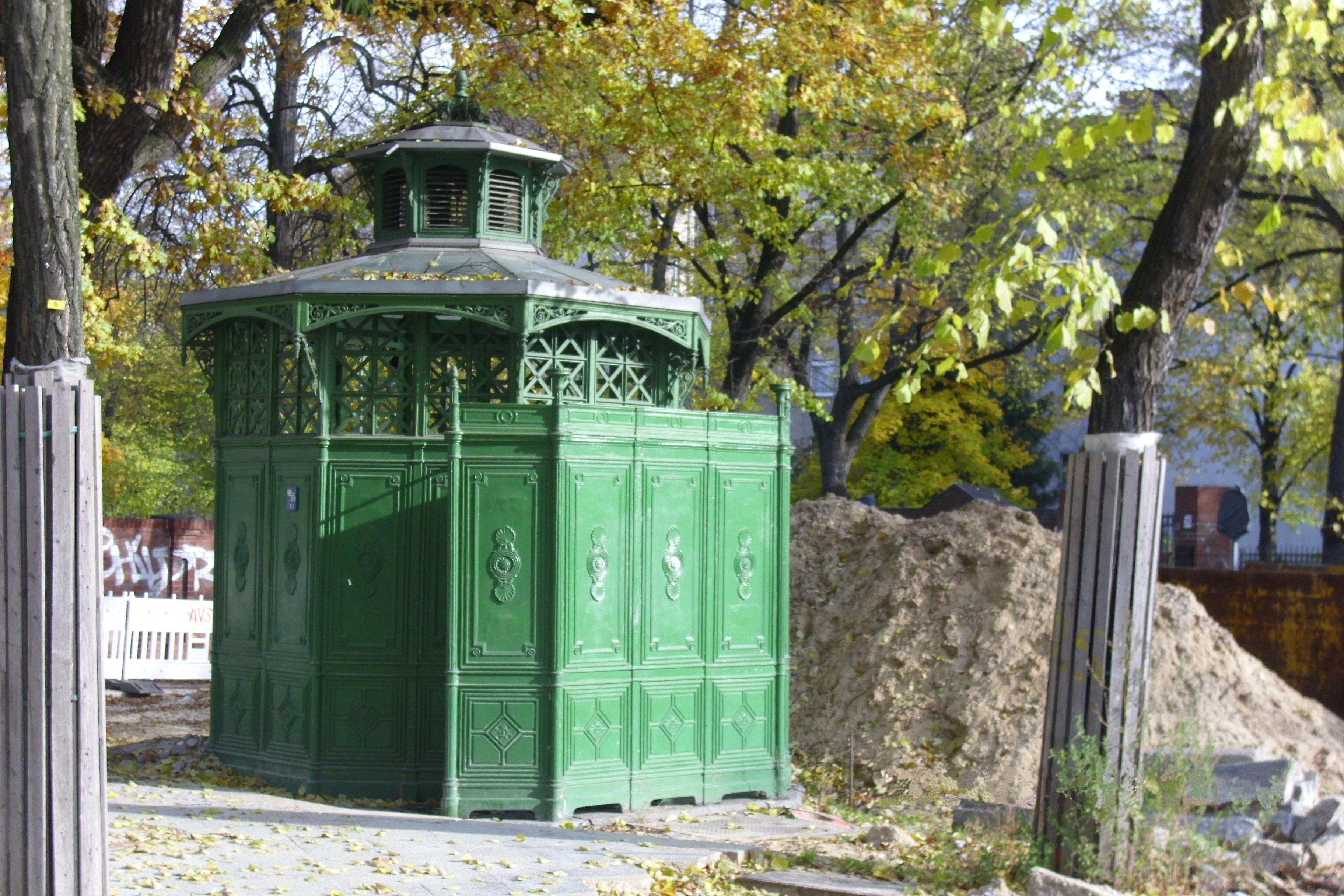 Farbfoto: Ein historisches Pissoir in Neukölln in der Karl-Marx-Straße im Oktober des Jahres 2010. Foto: Erwin Thomasius.