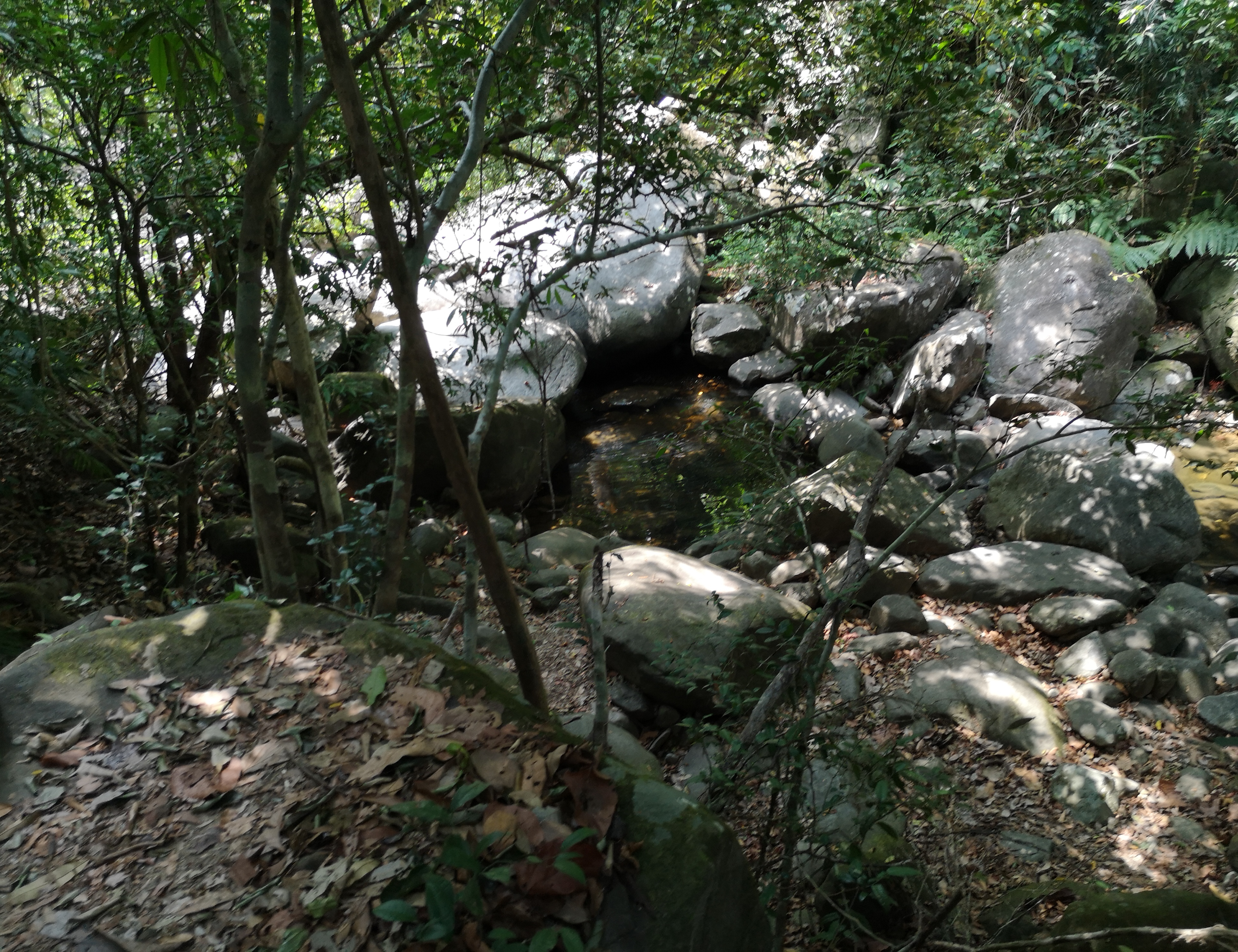Farbfoto von einem Wasserfall am Khao Chamao Urwald im Khaochamao-Khaowong National Park in Thailand. Im April 2023. Fotograf: Erwin Thomasius.