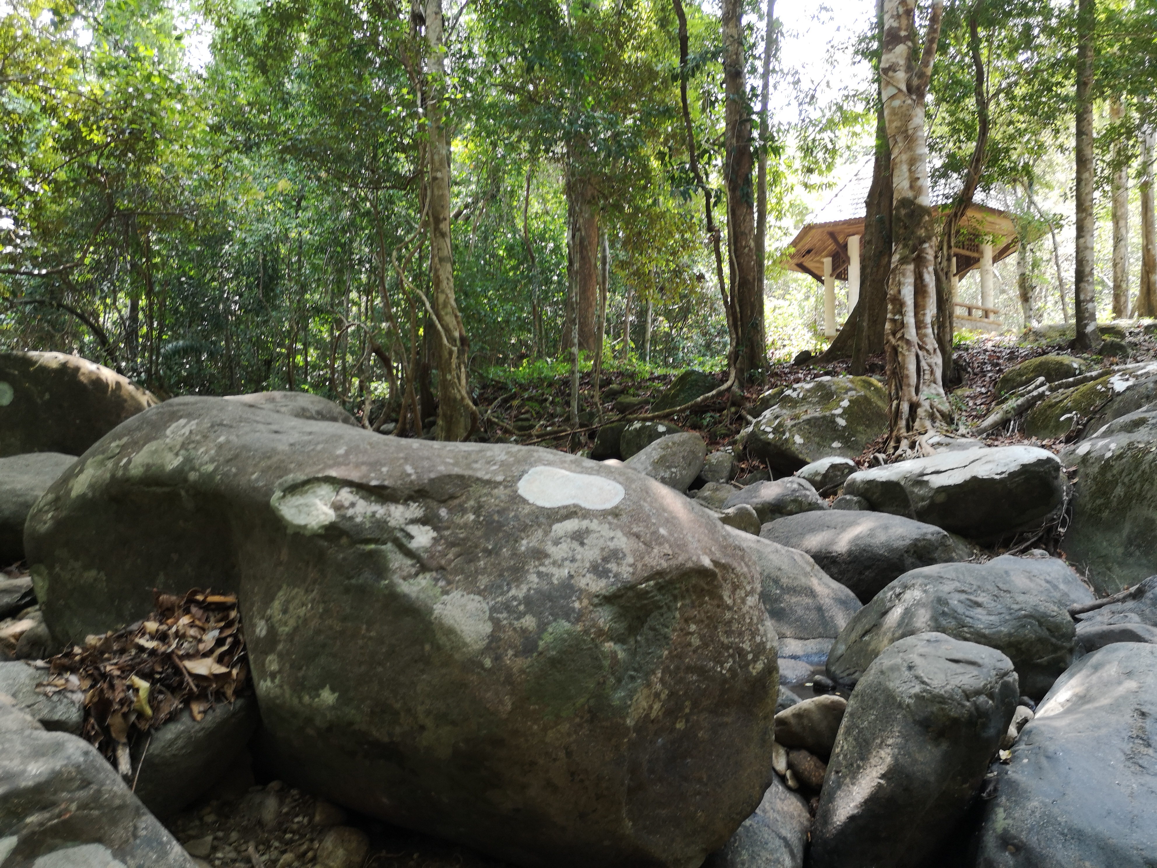 Farbfoto von einem Wasserfall am Khao Chamao Urwald im Khaochamao-Khaowong National Park in Thailand. Im April 2023. Fotograf: Erwin Thomasius.
