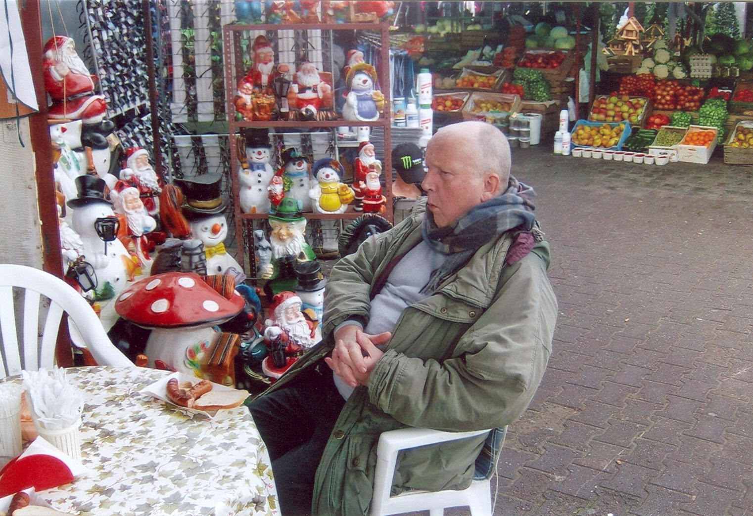 Farbfoto: Erwin Thomasius beim Essen einer Wurst auf dem Markt in Leknica in Polen im November des Jahres 2011. Fotograf: R.I.