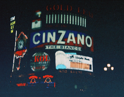 Farbfoto: Der Picadilly Circus bei Nacht in London im Jahre 1968. Fotograf: Erwin Thomasius.