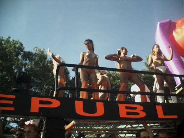 REPUBLIK OF LOVE, Photo vom Abend der Loveparade in Berlin am 21.07.2001