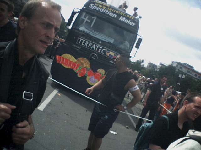 Der Wagen von TERRATEC auf der Love Parade im Tiergarten in Berlin am 21.07.2001