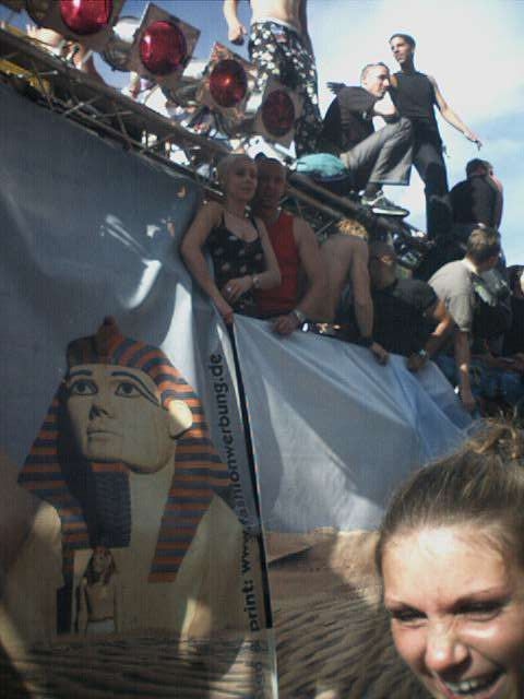 Photo von der Straße des 17. Juni in Berlin während der Loveparade am 21.07.2001