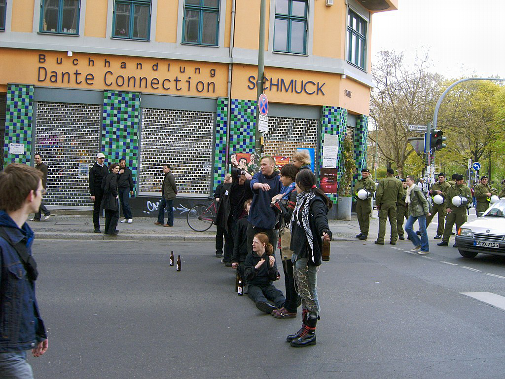 Farbfoto vom 1. Mai 2006 in Kreuzberg in Berlin (Germany). In der Oranienstraße. Im Bildhintergrund links die italienische Buchhandlung Dante Connection. Copyright by Kim Hartley.