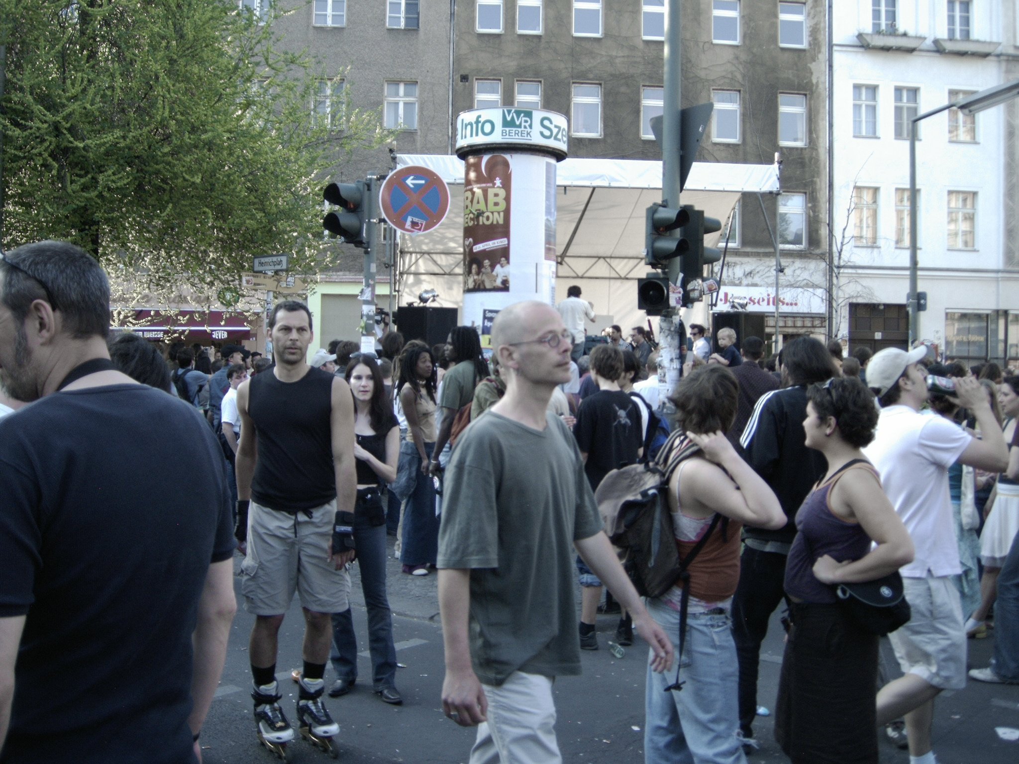 Am ersten Mai 2005 am Heinrichplatz in Kreuzberg in Berlin. Photo: Kim Hartley.