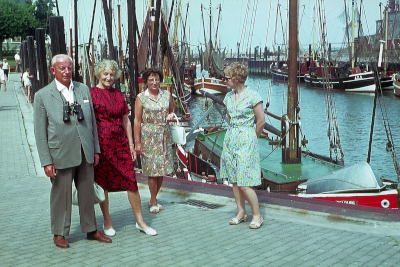 Der Fischereihafen von Neuharlingersiel. 1957?. Farbfoto.