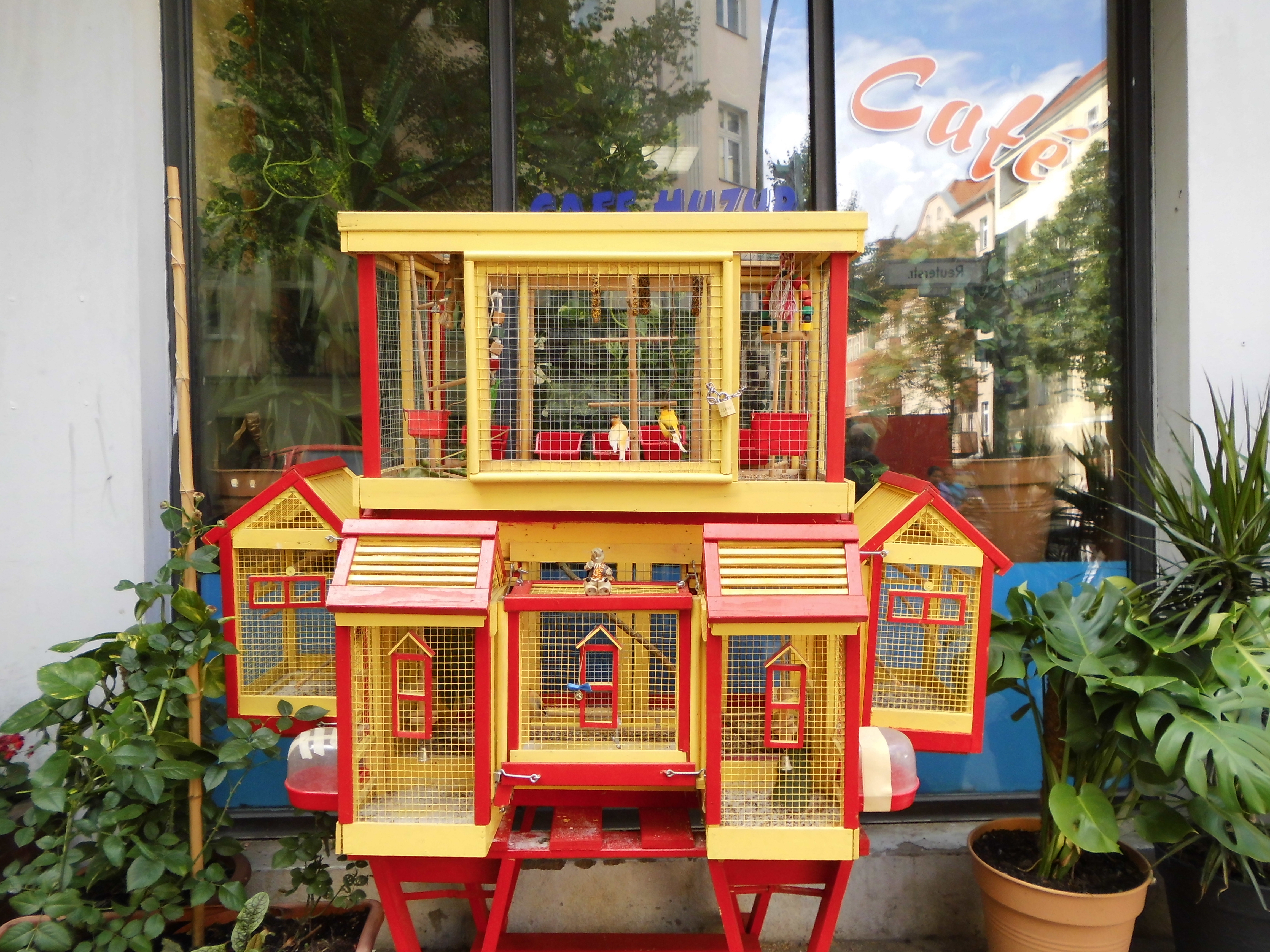 Ein Vogelk&auml;fig in der Reuterstra&szlig;e in Neuk&ouml;lln in Berlin im Jahre 2014. Fotograf: Bernd Paepcke.