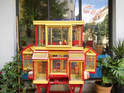 Farbfoto: Ein Vogelk&auml;fig in Berlin im Bezirk Neuk&ouml;lln im Jahre 2014. Fotograf: Bernd Paepcke.