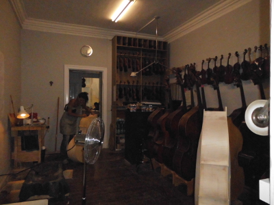 Blick in die Werkstatt des Geigenbauers in der Reuterstra&szlig;e in Neuk&ouml;lln in Berlin im Jahre 2014. Fotograf: Bernd Paepcke.