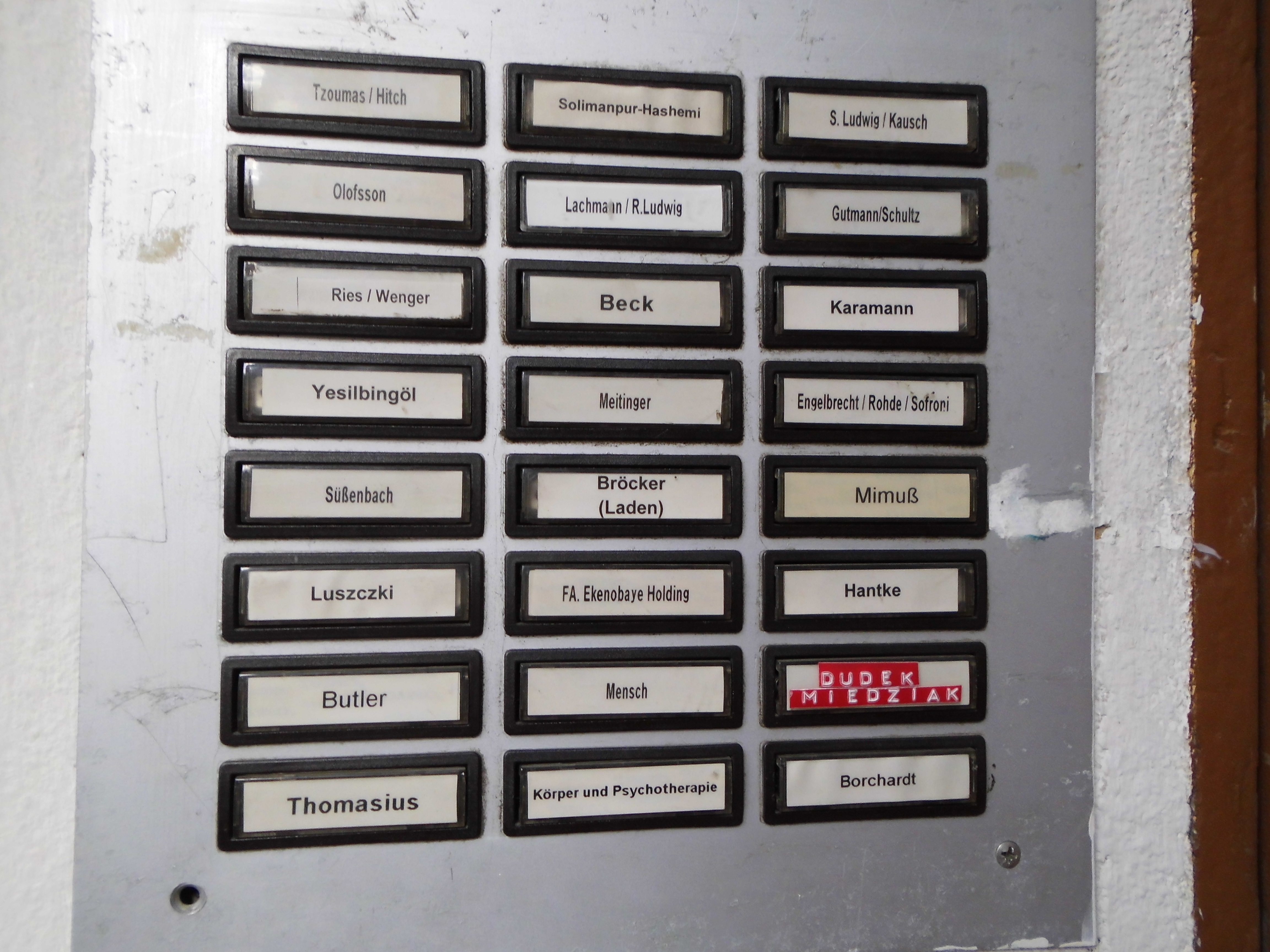 Ein Klingelbrett in der Reuterstra&szlig;e in Neuk&ouml;lln in Berlin im Jahre 2014. Fotograf: Bernd Paepcke.