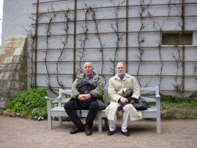 Farbfoto: Auf der Bank vor Goethes Gartenhaus in Weimar im April des Jahres 2012. Fotograf: R.I.